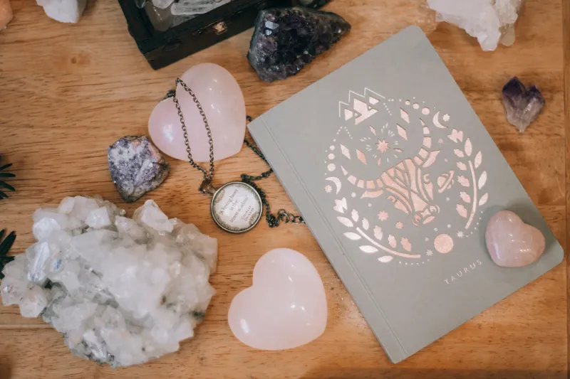Cristales y astrología: cómo elegir tu piedra perfecta según tu carta natal